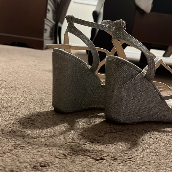 SILVER SPARKLY HEELS. - Picture 2 of 3